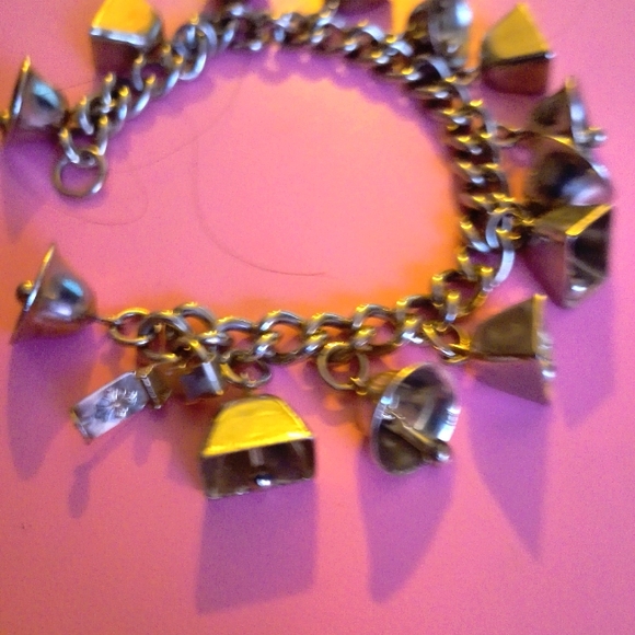 Bell silver tone vintage bracelet. - Picture 3 of 7